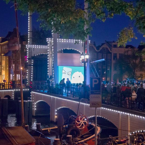 Projectie op een Amsterdamse brug tijdens een avondevenement
